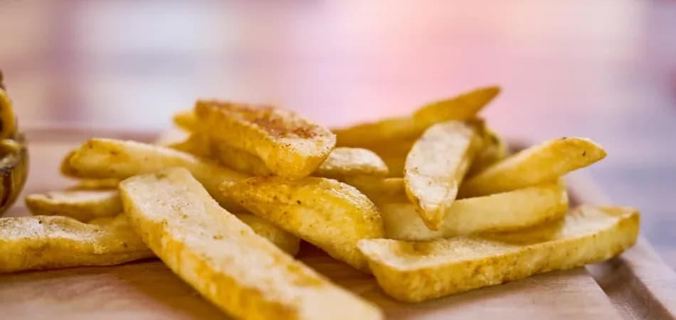 Ile piec frytki w piekarniku, aby były chrupiące i złociste? Ile piec frytki w piekarniku, aby były chrupiące i złociste?