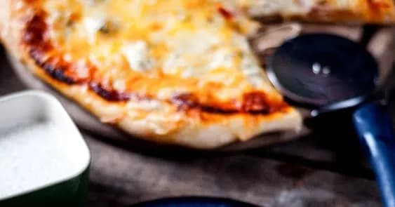 Jak zrobić pizzę jak z Pizza Hut z idealnie chrupiącym ciastem