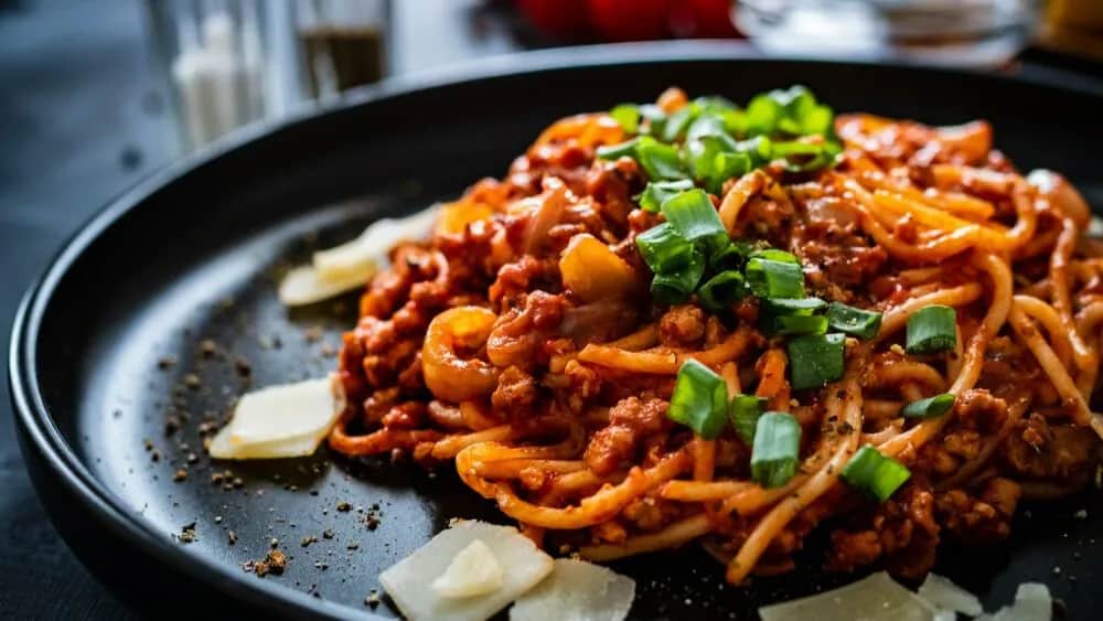 Jakie przyprawy do sosu bolognese, aby uzyskać wyjątkowy smak?