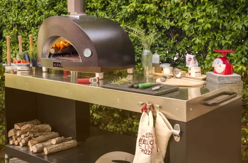 Jakie drewno do pieca do pizzy? Odkryj najlepsze gatunki dla smaku
