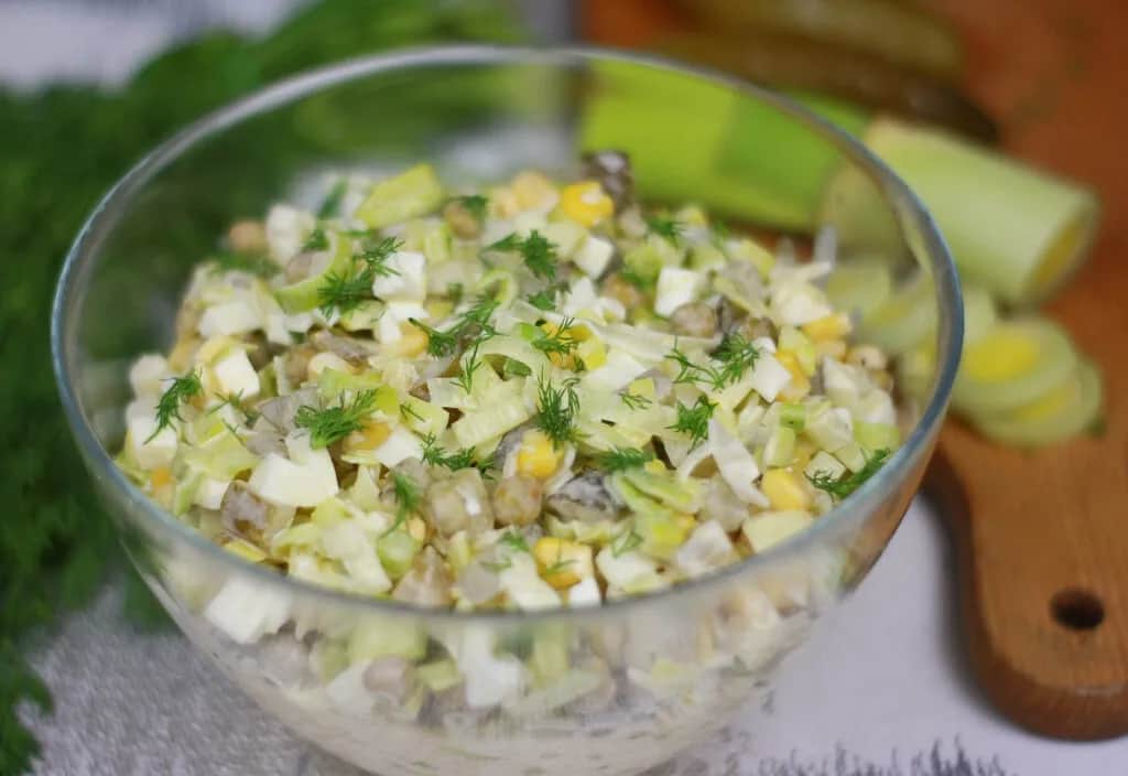 Jak zrobić sałatkę z pora, która zaskoczy Twoich gości smakiem