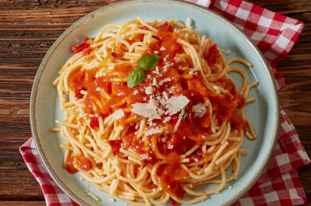 Najlepsze sosy do spaghetti w Biedronce - wybierz idealny smak