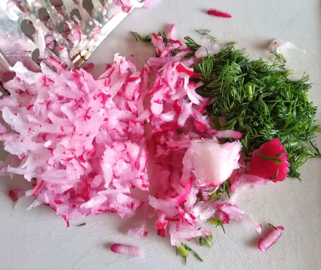 Jak zrobić sałatkę z rzodkiewki – proste przepisy na zdrowe danie