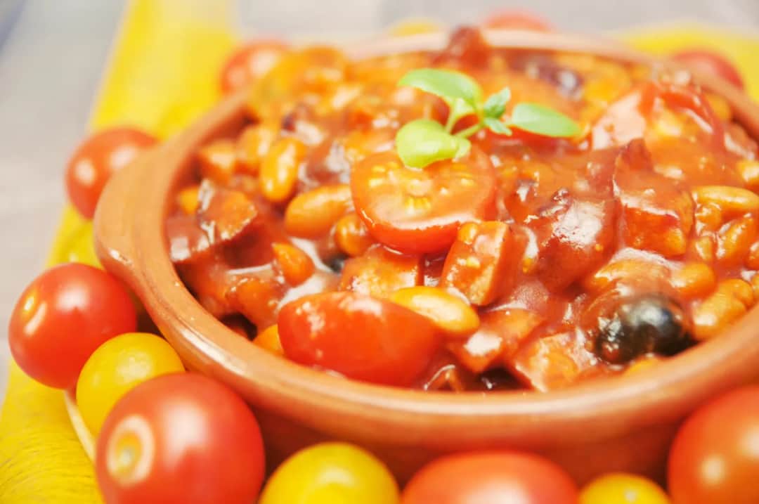 Fasolka w sosie pomidorowym z puszki – najlepsze pomysły na dodatki