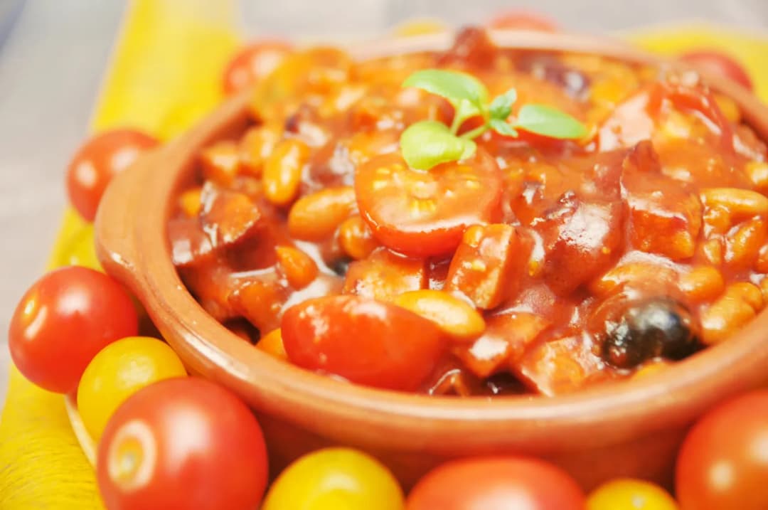 Fasolka w sosie pomidorowym z puszki – najlepsze pomysły na dodatki