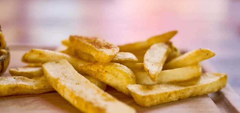 Ile piec frytki w piekarniku, aby były chrupiące i złociste?