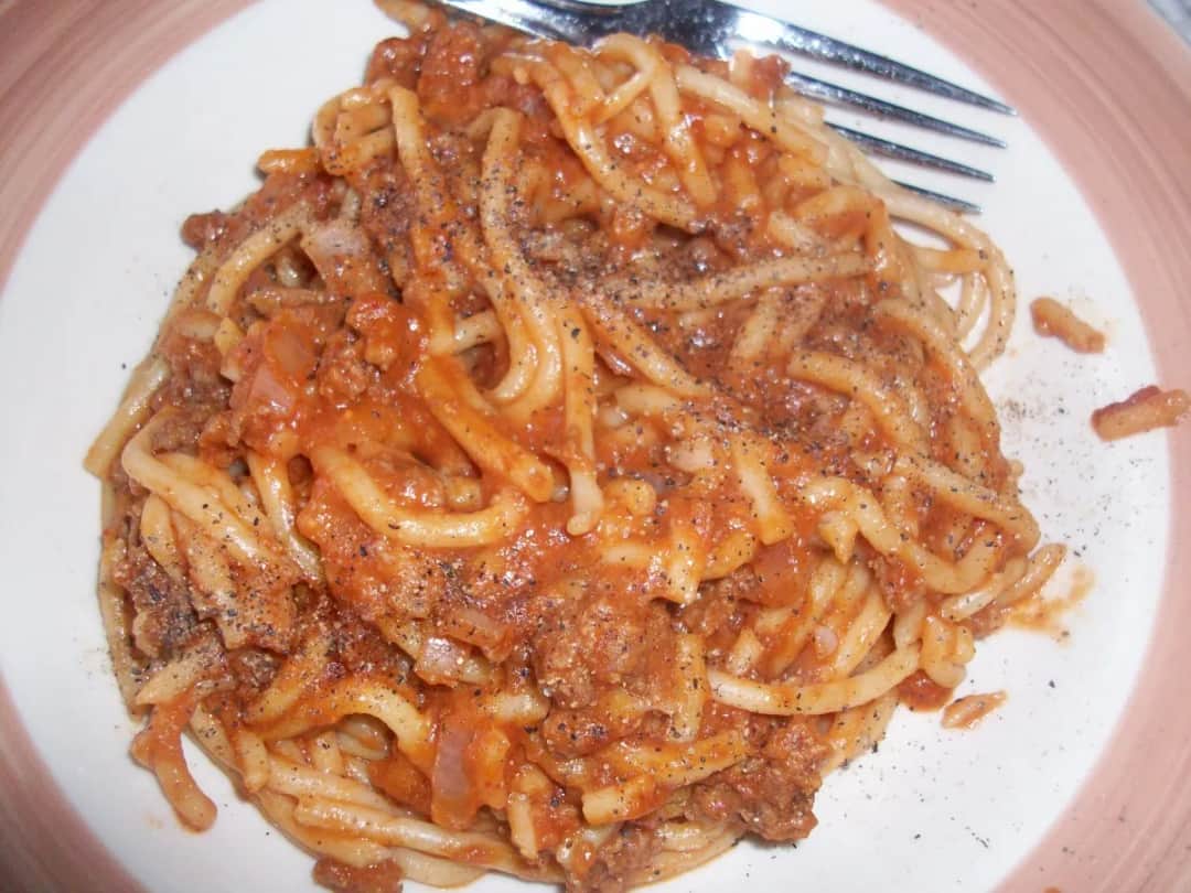 Proste spaghetti z chili i czosnkiem, które zaskoczy Twoje kubki smakowe
