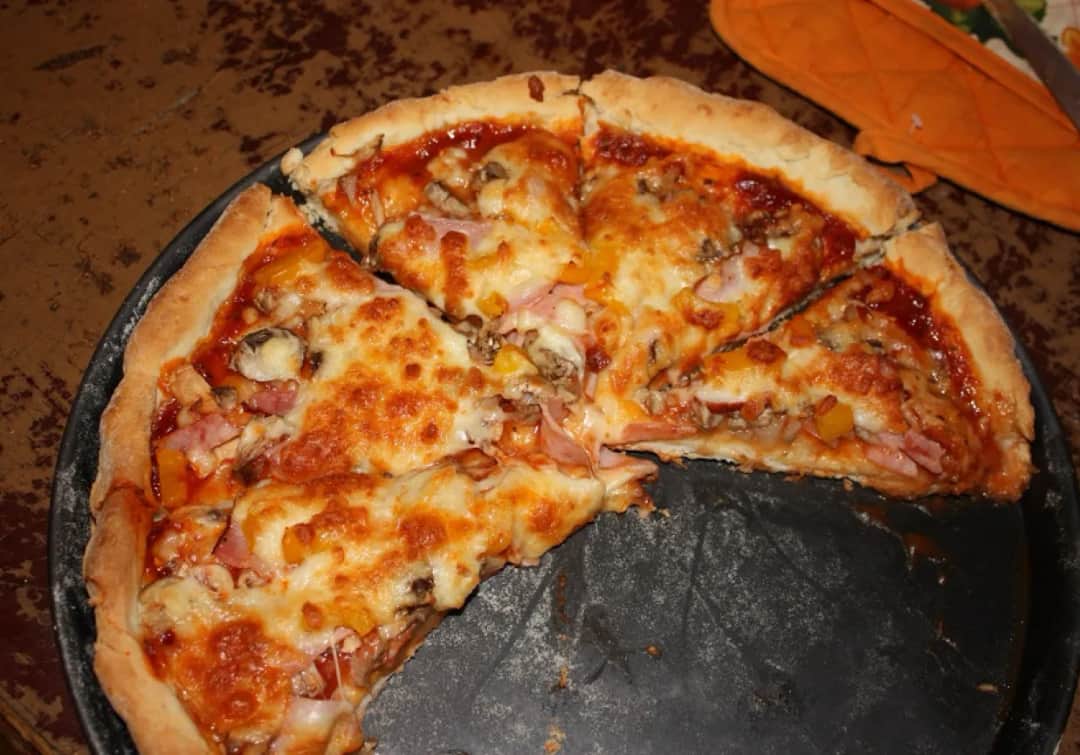 Pizza jak z pizzerii przepis – jak zrobić idealną pizzę w domu