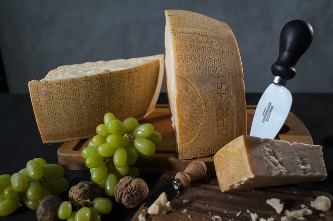Czy parmezan to parmigiano reggiano? Odkryj prawdę o serze