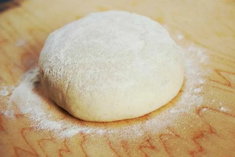 Ile może leżeć ciasto na pizzę? Sprawdź, zanim zmarnujesz! Ile może leżeć ciasto na pizzę? Sprawdź, zanim zmarnujesz!