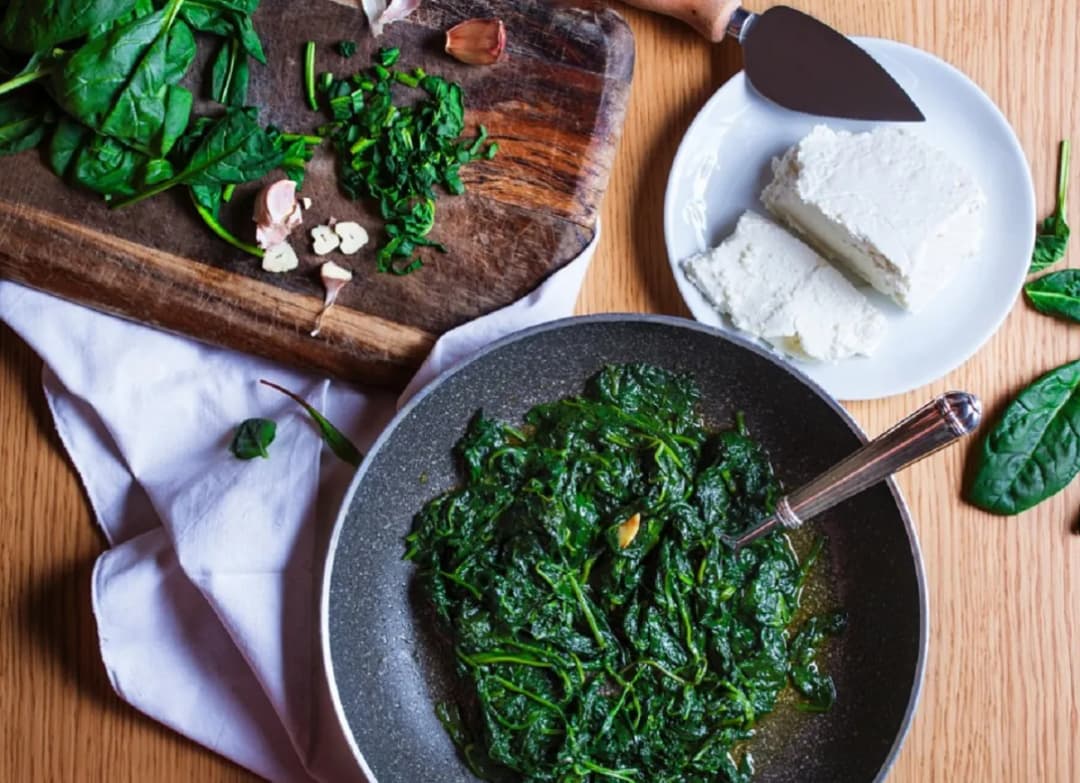 Jakie przyprawy do szpinaku naprawdę poprawiają jego smak?