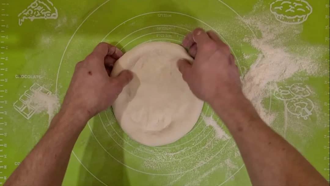 Jak rozwałkować ciasto na pizzę, by uniknąć najczęstszych błędów