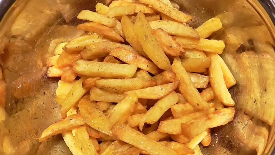 Jak usmażyć frytki na patelni, by były chrupiące i idealne