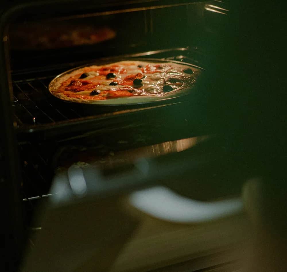 Jak piec pizzę w piekarniku z termoobiegiem, aby uniknąć błędów? Jak piec pizzę w piekarniku z termoobiegiem, aby uniknąć błędów?