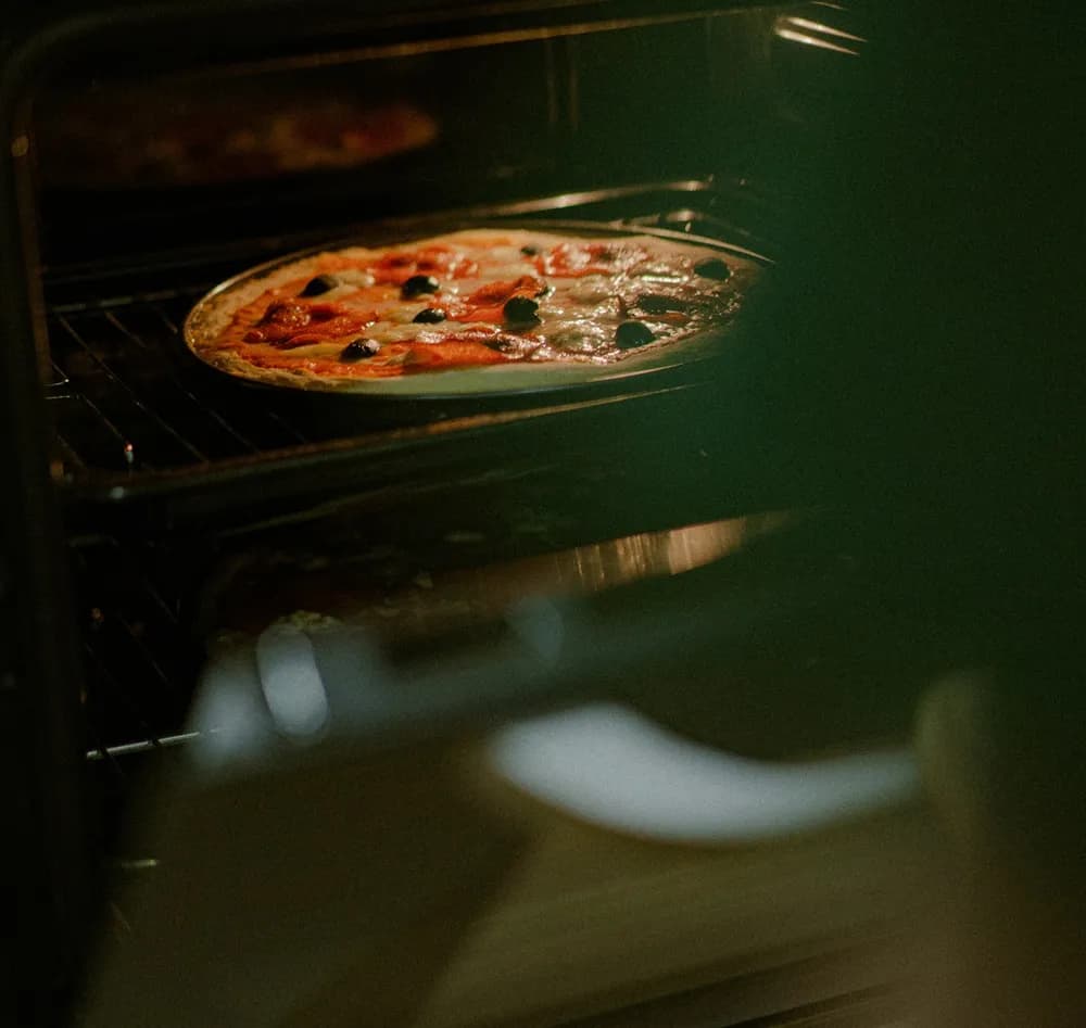 Jak piec pizzę w piekarniku z termoobiegiem, aby uniknąć błędów?