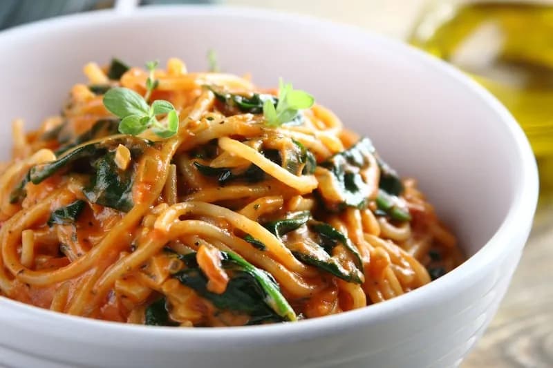 Pyszne spaghetti ze szpinakiem: proste przepisy, które zachwycą